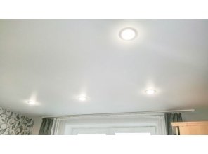 Монтаж потолка в гостиной 18 м2 с использованием пленки VIPCEILING серии MONLANGE M9001 (3.50)