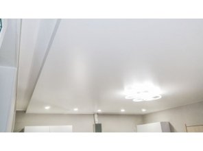 Монтаж потолка на кухне 26 м2 с использованием пленки VIPCEILING серии MONLANGE S9020 (4.90)