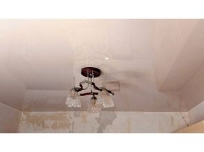 Монтаж потолка на кухне 8 м2 с использованием пленки VIPCEILING серии MONLANGE L9042 (3.50)