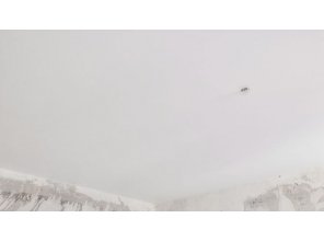 Монтаж потолка в спальне 12 м2 с использованием пленки VIPCEILING серии MONLANGE M9001 (3.25)