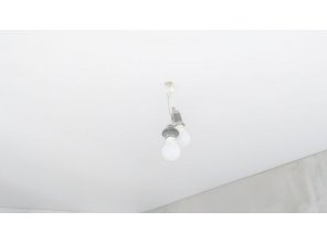 Монтаж потолка в гостиной 19 м2 с использованием пленки VIPCEILING серии MONLANGE M9001 (3.25)