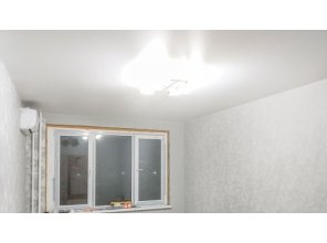 Монтаж потолка в гостиной 18 м2 с использованием пленки VIPCEILING серии MONLANGE S9020 (3.25)