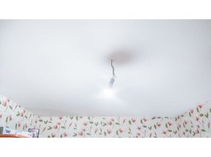 Монтаж потолка в спальне 12 м2 с использованием пленки VIPCEILING серии MONLANGE M9001 (3.25)
