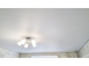 Монтаж потолка в гостиной 15 м2 с использованием пленки VIPCEILING серии MONLANGE M9001 (3.25)