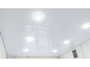 Монтаж потолка на кухне 7 м2 с использованием пленки VIPCEILING серии MONLANGE L9001 (2.60)