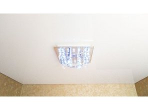 Монтаж потолка в спальне 9 м2 с использованием пленки VIPCEILING серии MONLANGE L9001 (3.50)