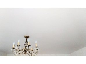 Монтаж потолка в гостиной 21 м2 с использованием пленки VIPCEILING серии MONLANGE S9020 (3.80)