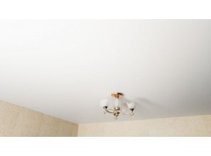 Монтаж потолка в гостиной 14 м2 с использованием пленки VIPCEILING серии MONLANGE M9001 (3.50)