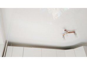 Монтаж потолка в квартире 13 м2 с использованием пленки VIPCEILING серии MONLANGE L9001 (3.50)