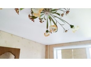 Монтаж потолка в гостиной 12 м2 с использованием пленки VIPCEILING серии MONLANGE M9001 (3.25)