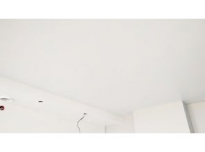 Монтаж потолка в квартире 27 м2 с использованием пленки VIPCEILING серии MONLANGE M9001 (5.45)