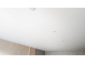 Монтаж потолка в гостиной 17 м2 с использованием пленки VIPCEILING серии MONLANGE M9001 (3.25)