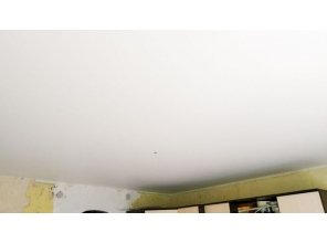 Монтаж потолка в спальне 13 м2 с использованием пленки VIPCEILING серии MONLANGE M9001 (3.50)