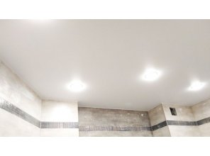 Монтаж потолка в ванной 5 м2 с использованием пленки VIPCEILING серии MONLANGE M9001 (2.15)