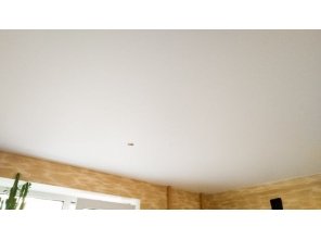 Монтаж потолка на кухне 7 м2 с использованием пленки VIPCEILING серии MONLANGE M9001 (3.50)