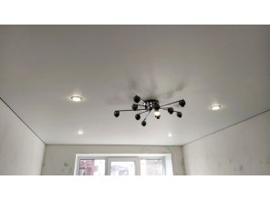 Монтаж потолка в гостиной 20 м2 с использованием пленки VIPCEILING серии MONLANGE M9001 (3.25)
