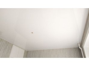 Монтаж потолка на кухне 5 м2 с использованием пленки VIPCEILING серии MONLANGE L9001 (2.15)