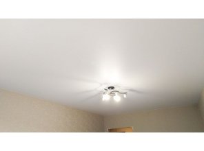 Монтаж потолка в гостиной 17 м2 с использованием пленки VIPCEILING серии MONLANGE M9001 (3.25)