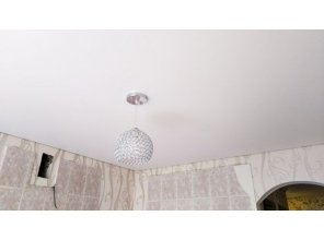 Монтаж потолка на кухне 7 м2 с использованием пленки VIPCEILING серии MONLANGE M9001 (2.60)