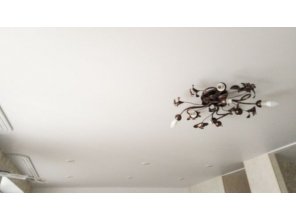 Монтаж потолка в гостиной 17 м2 с использованием пленки VIPCEILING серии MONLANGE M9001 (3.50)