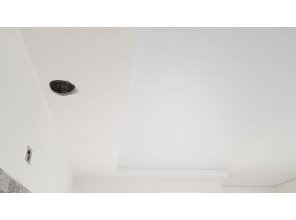 Монтаж потолка на кухне 9 м2 с использованием пленки VIPCEILING серии MONLANGE M9001 (3.50)