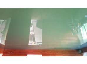 Монтаж потолка в деревянном доме 40 м2 с использованием пленки VIPCEILING серии MONLANGE L9056 (3.50)