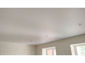 Монтаж потолка в гостиной 16 м2 с использованием пленки VIPCEILING серии MONLANGE M9001 (5.40)