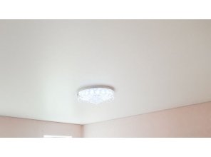 Монтаж потолка в гостиной 22 м2 с использованием пленки VIPCEILING серии MONLANGE S9020 (5.40)