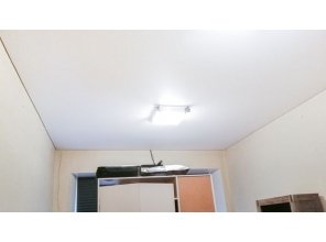 Монтаж потолка в гостиной 22 м2 с использованием пленки VIPCEILING серии MONLANGE M9001 (3.80)