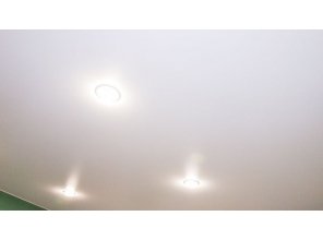 Монтаж потолка в спальне 14 м2 с использованием пленки VIPCEILING серии MONLANGE M9001 (3.50)