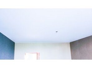 Монтаж потолка в спальне 15 м2 с использованием пленки VIPCEILING серии MONLANGE M9001 (3.50)