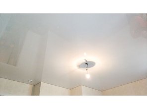 Монтаж потолка на кухне 18 м2 с использованием пленки VIPCEILING серии MONLANGE L9001 (5.40)