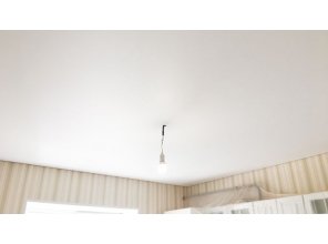 Монтаж потолка на кухне 15 м2 с использованием пленки VIPCEILING серии MONLANGE M9001 (5.40)