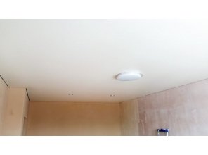 Монтаж потолка в гостиной 21 м2 с использованием пленки VIPCEILING серии MONLANGE S9057 (5.45)