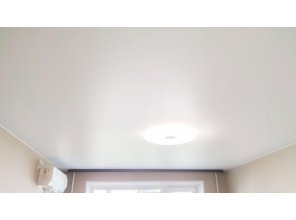 Монтаж потолка в гостиной 17 м2 с использованием пленки VIPCEILING серии MONLANGE S9020 (3.50)