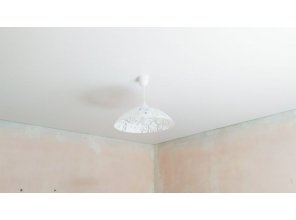 Монтаж потолка в спальне 10 м2 с использованием пленки VIPCEILING серии MONLANGE M9001 (3.50)