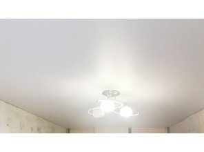 Монтаж потолка в спальне 13 м2 с использованием пленки VIPCEILING серии MONLANGE M9001 (2.15)