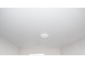 Монтаж потолка в гостиной 9 м2 с использованием пленки VIPCEILING серии MONLANGE M9001 (2.60)