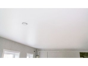 Монтаж потолка в деревянном доме 25 м2 с использованием пленки VIPCEILING серии MONLANGE M9001 (4.90)