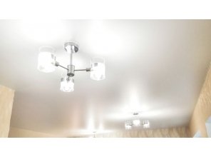 Монтаж потолка в деревянном доме 28 м2 с использованием пленки VIPCEILING серии MONLANGE M9001 (4.90)