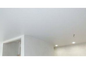 Монтаж потолка в квартире 23 м2 с использованием пленки VIPCEILING серии MONLANGE M9001 (5.45)