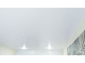 Монтаж потолка в гостиной 18 м2 с использованием пленки VIPCEILING серии MONLANGE S9020 (3.25)