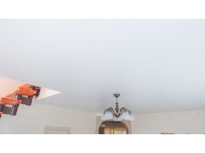 Монтаж потолка в деревянном доме 20 м2 с использованием пленки VIPCEILING серии MONLANGE S9020 (4.35)