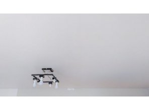 Монтаж потолка в гостиной 18 м2 с использованием пленки VIPCEILING серии MONLANGE M9001 (4.35)