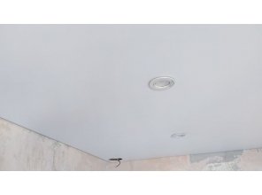 Монтаж потолка на кухне 9 м2 с использованием пленки VIPCEILING серии MONLANGE M9001 (3.25)