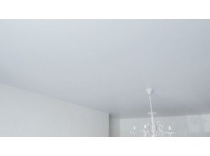 Монтаж потолка в гостиной 19 м2 с использованием пленки VIPCEILING серии MONLANGE S9020 (3.50)