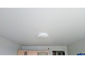 Монтаж потолка в гостиной 18 м2 с использованием пленки VIPCEILING серии MONLANGE M9001 (3.25)