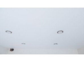 Монтаж потолка на кухне 7 м2 с использованием пленки VIPCEILING серии MONLANGE M9001 (3.25)