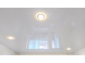 Монтаж потолка в спальне 12 м2 с использованием пленки VIPCEILING серии MONLANGE E9001 (3.35)