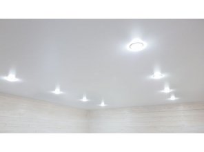 Монтаж потолка в деревянном доме 20 м2 с использованием пленки VIPCEILING серии MONLANGE M9001 (4.35)